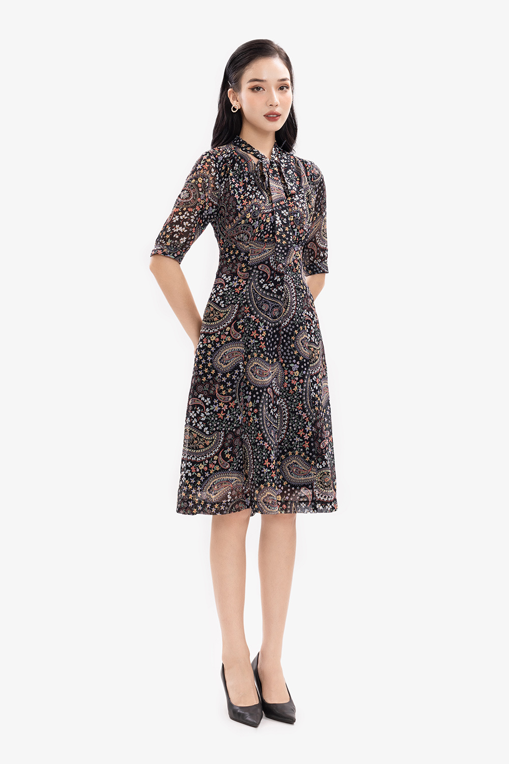 Đầm xòe họa tiết tay lỡ cổ phối nơ