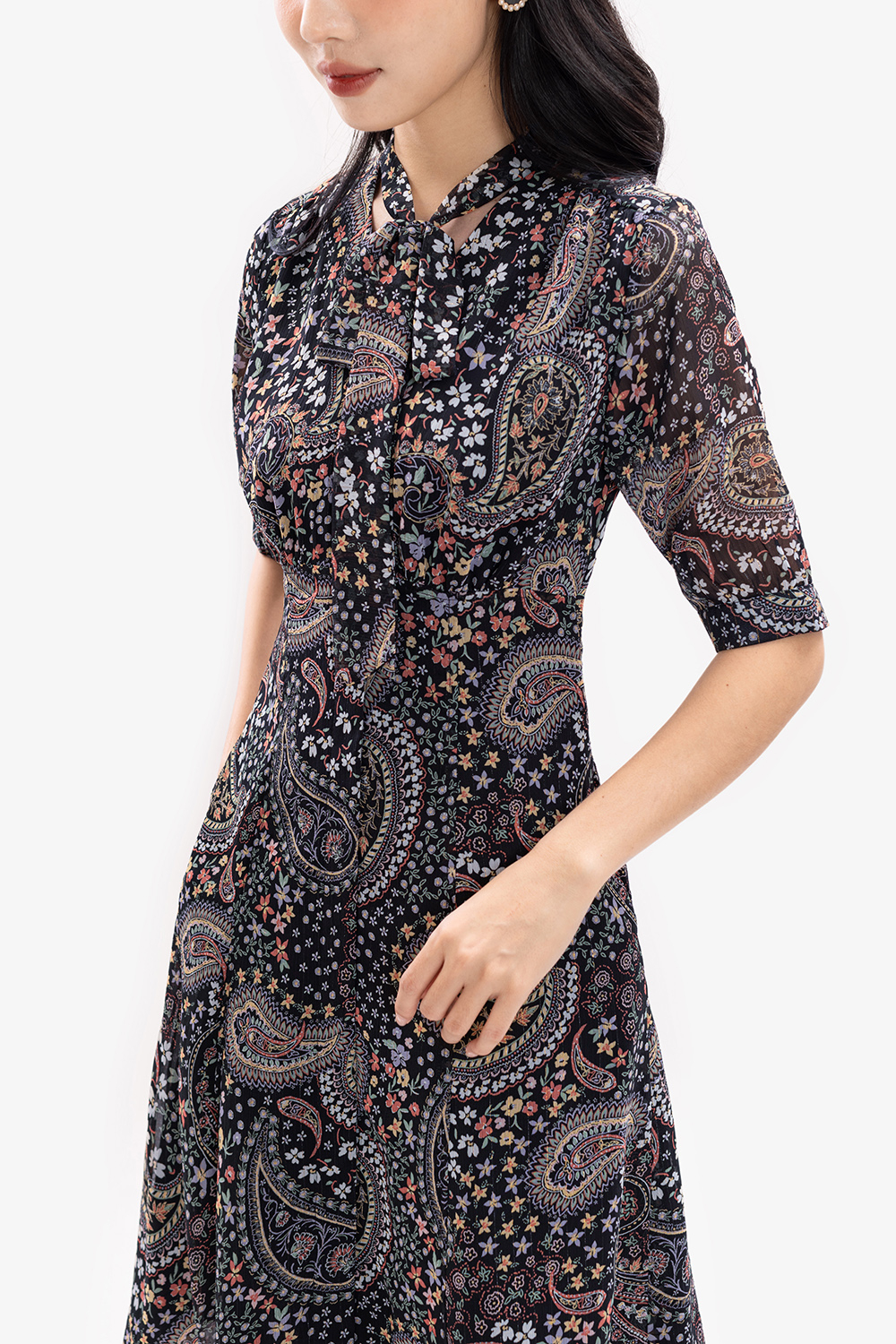 Đầm xòe họa tiết tay lỡ cổ phối nơ