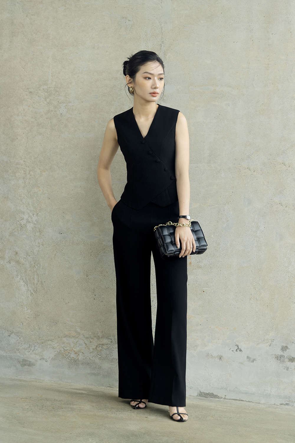 Áo gile đen đắp chéo phối nút