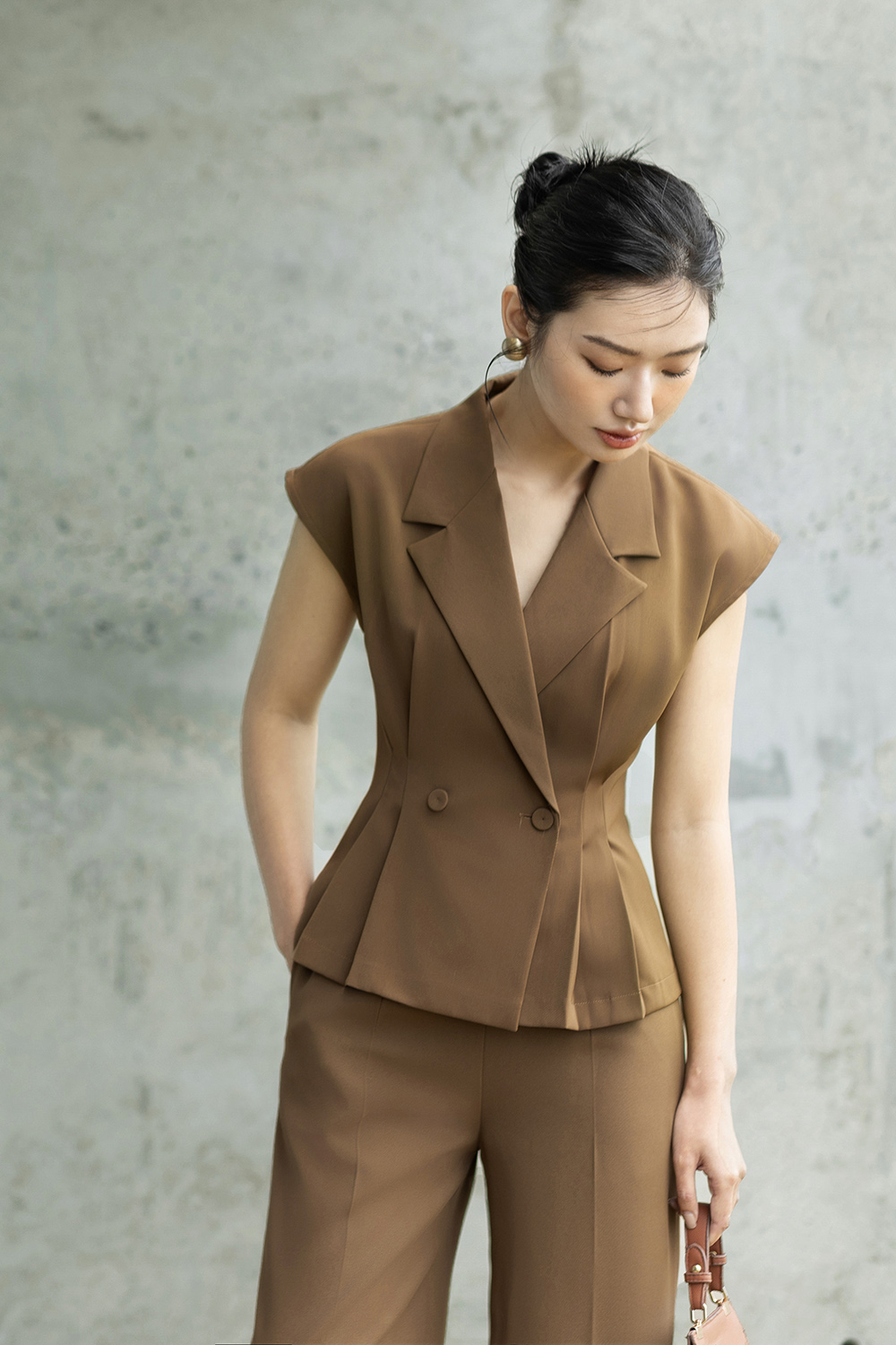 Áo kiểu công sở nữ màu nâu cổ đan tông