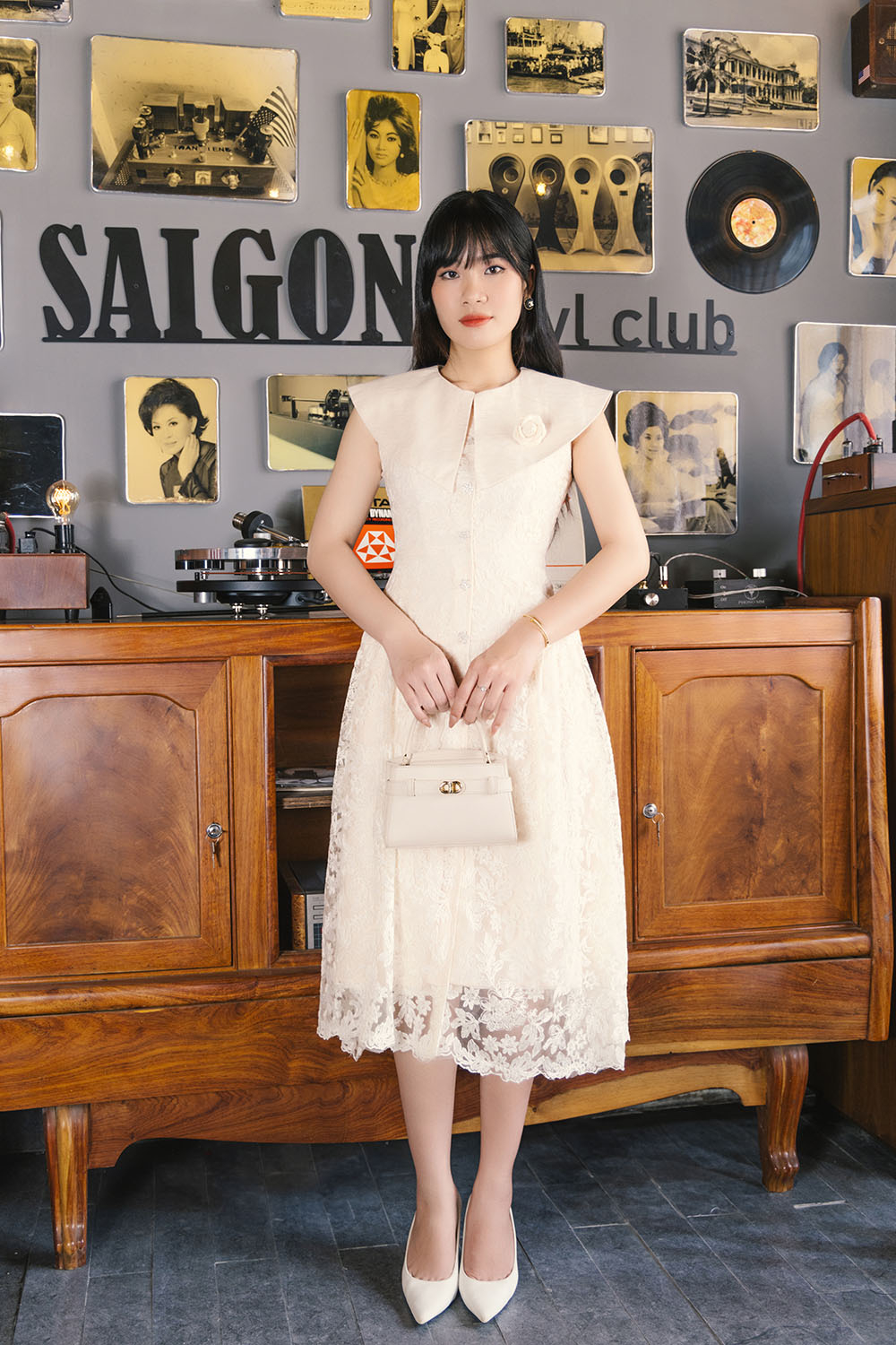 Đầm ren kem dự tiệc cổ sen lớn đính hoa