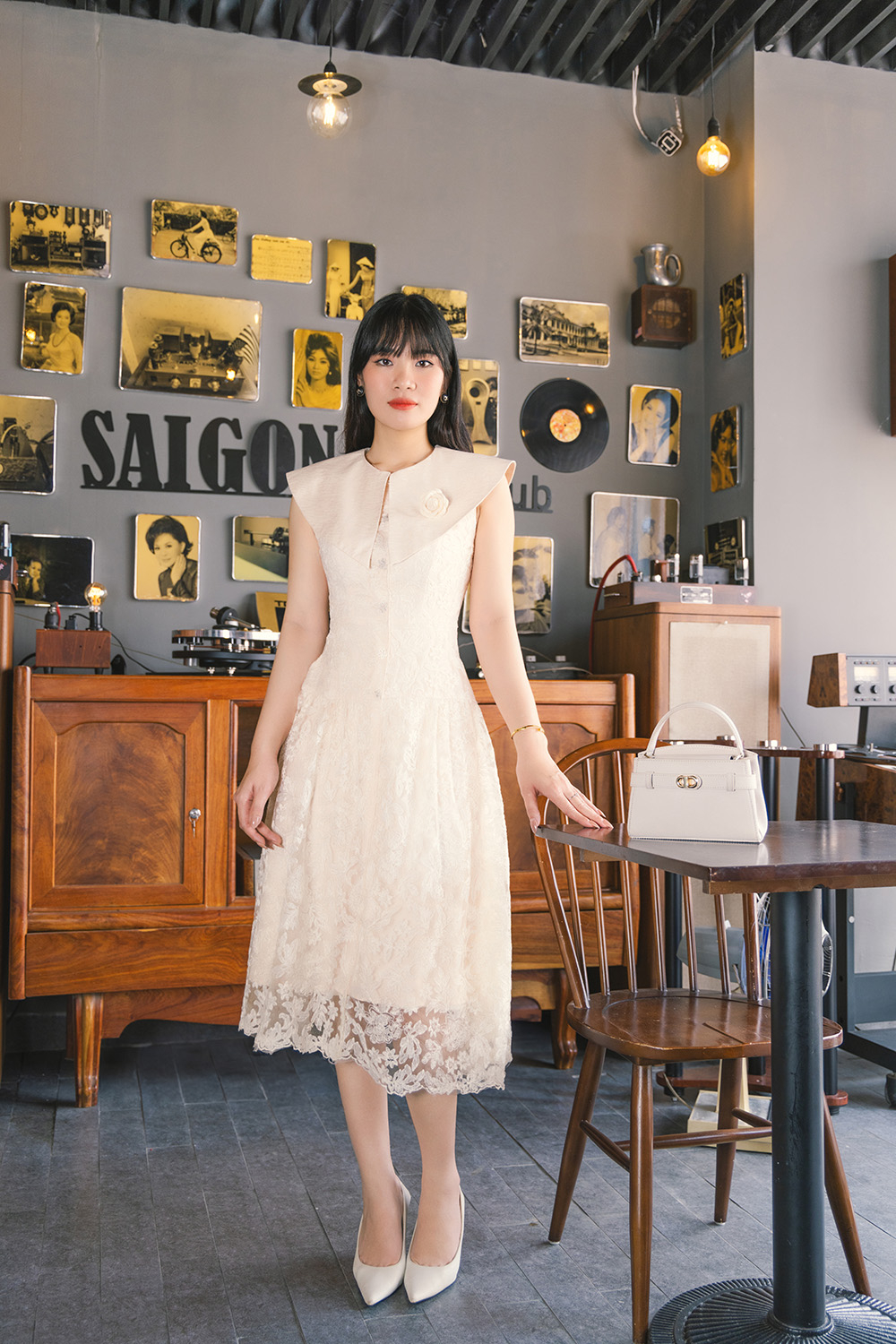 Đầm ren kem dự tiệc cổ sen lớn đính hoa