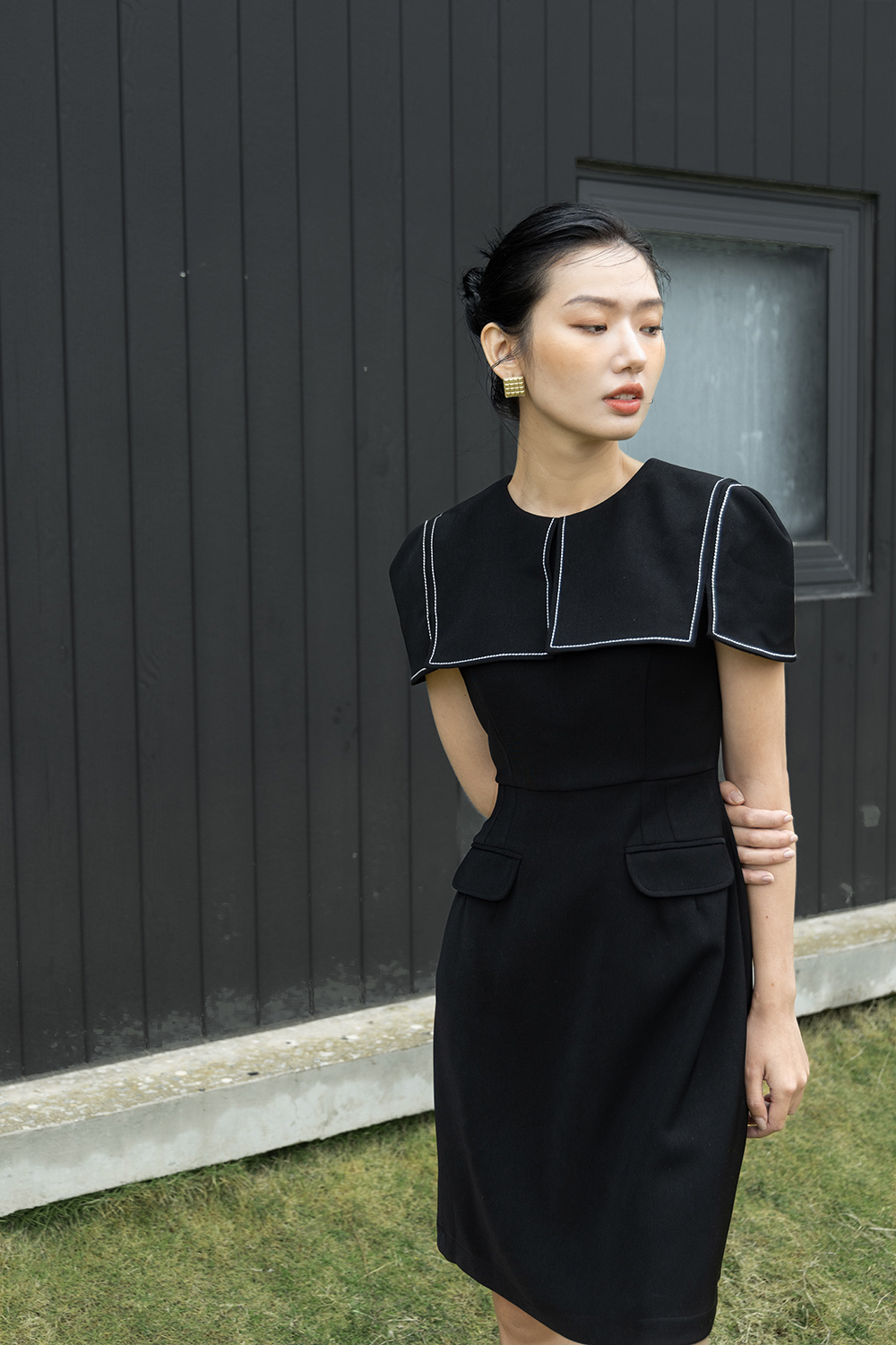 Đầm công sở đen chữ A lá cổ lớn viền chỉ