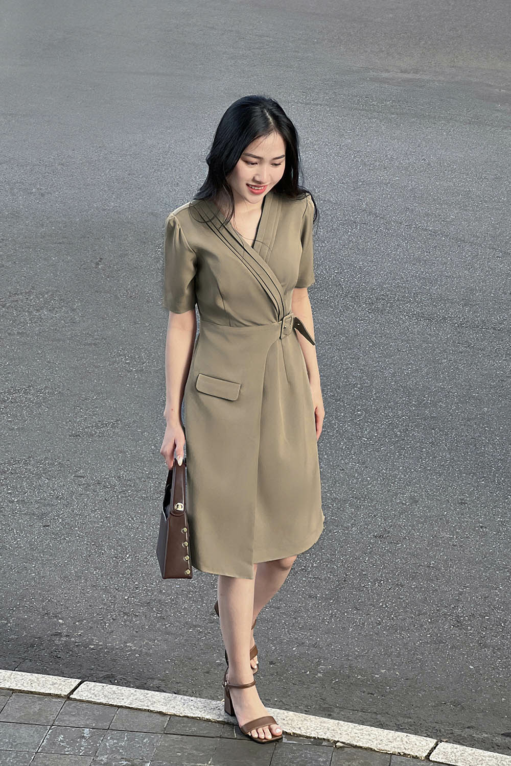 Đầm công sở chữ A màu nâu đắp chéo