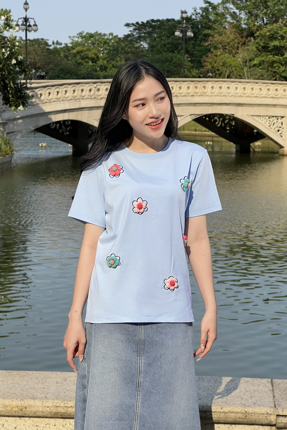 Áo thun nữ màu xanh đính hoa nổi