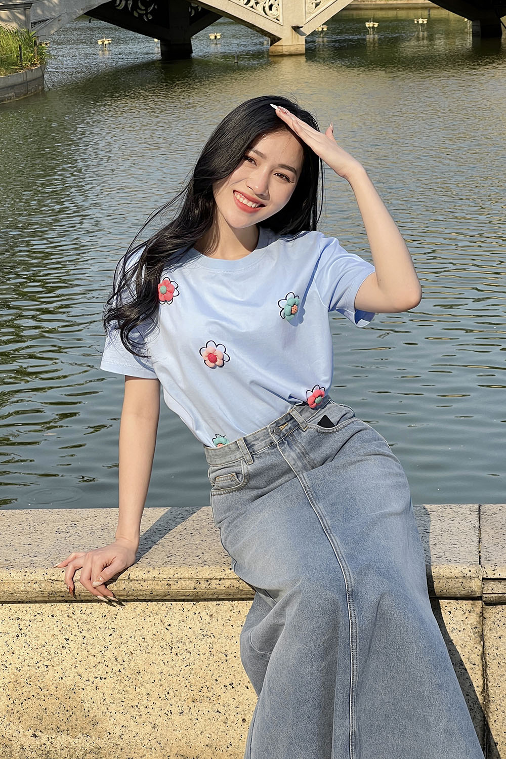 Áo thun nữ màu xanh đính hoa nổi