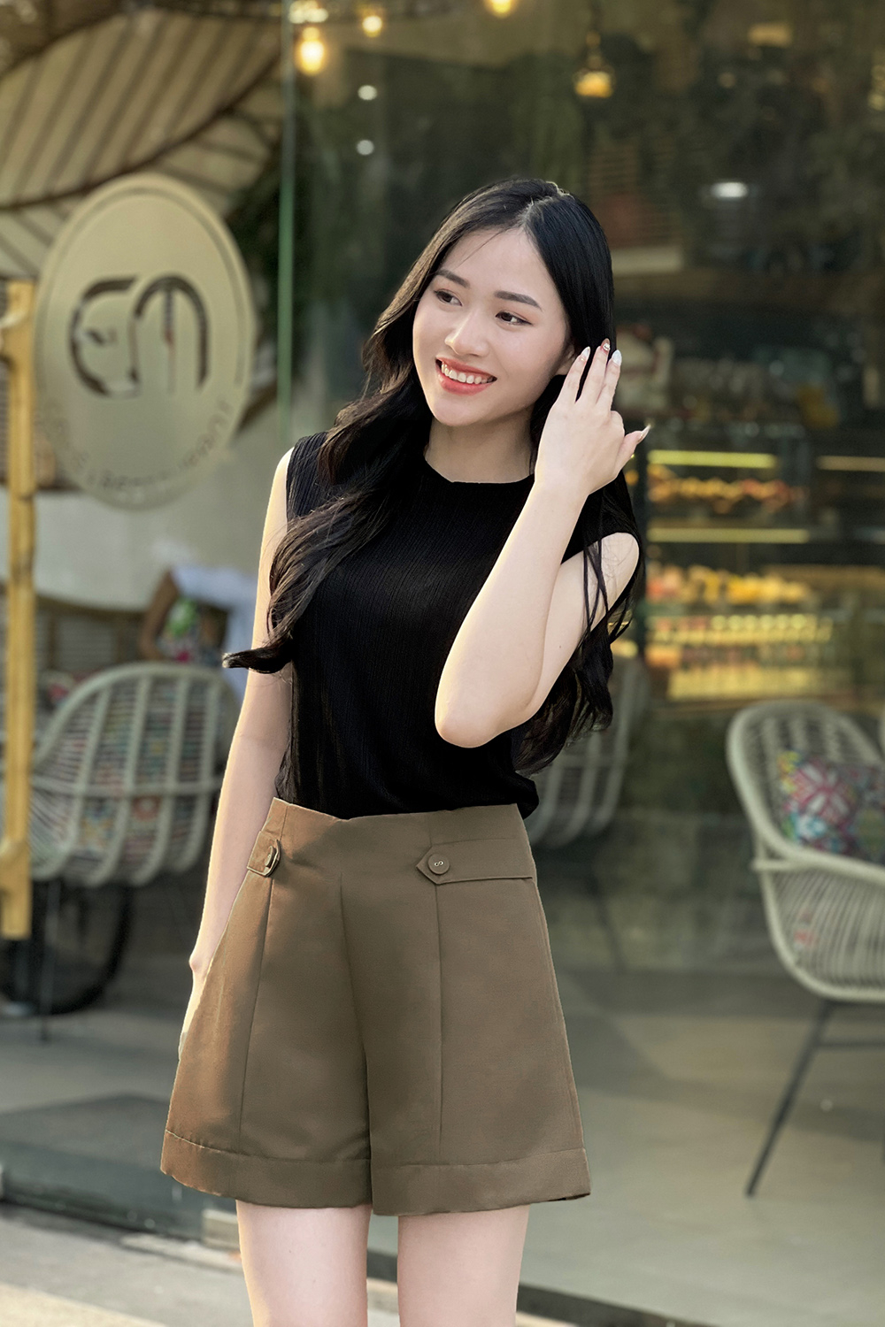 Quần short nâu phối nút