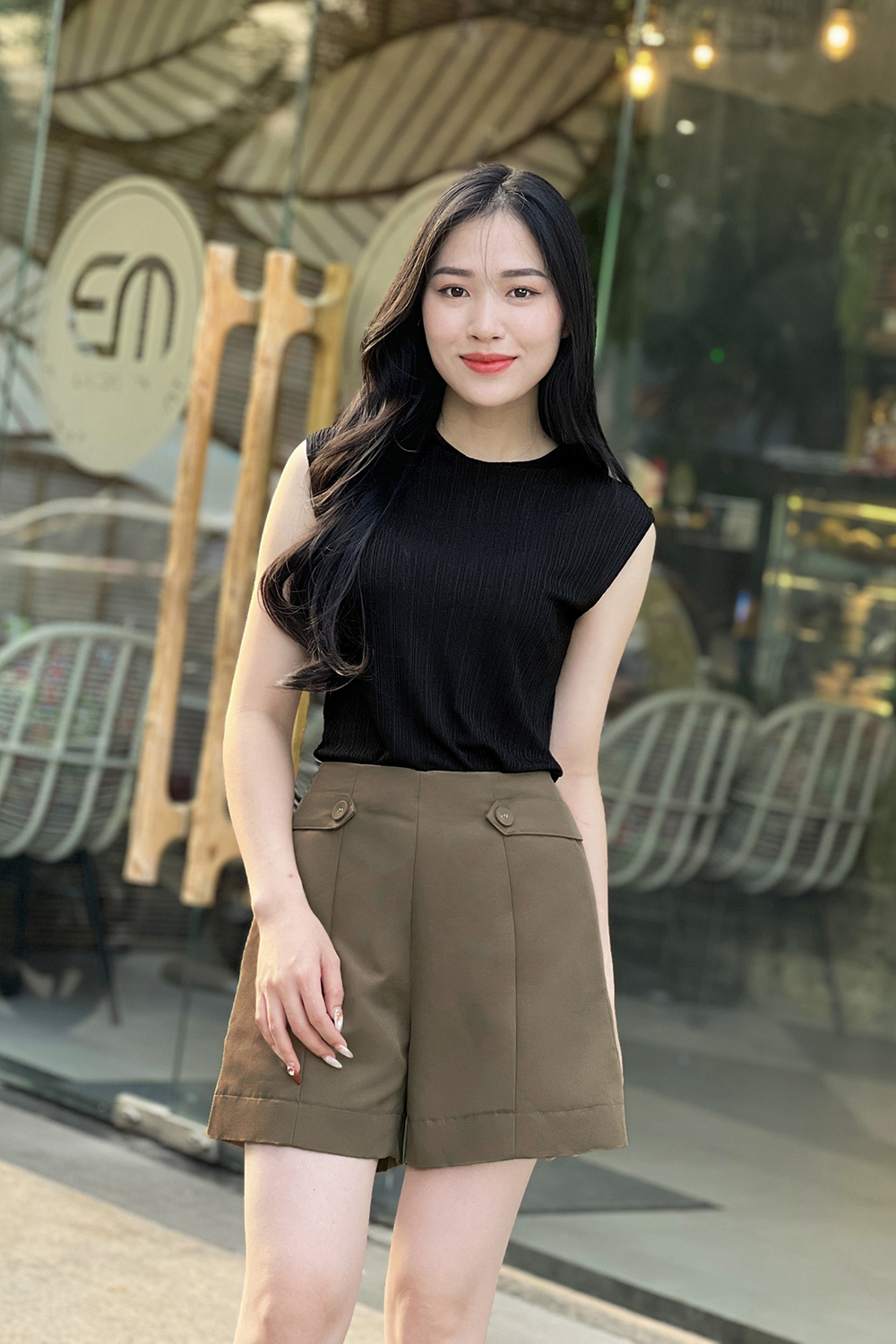 Quần short nâu phối nút