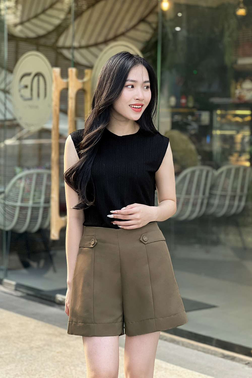 Quần short nâu phối nút