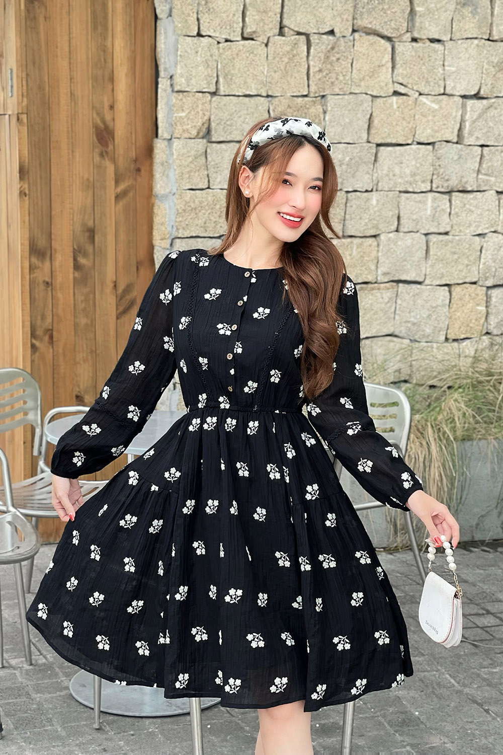 Đầm xòe họa tiết hoa thêu cổ tròn