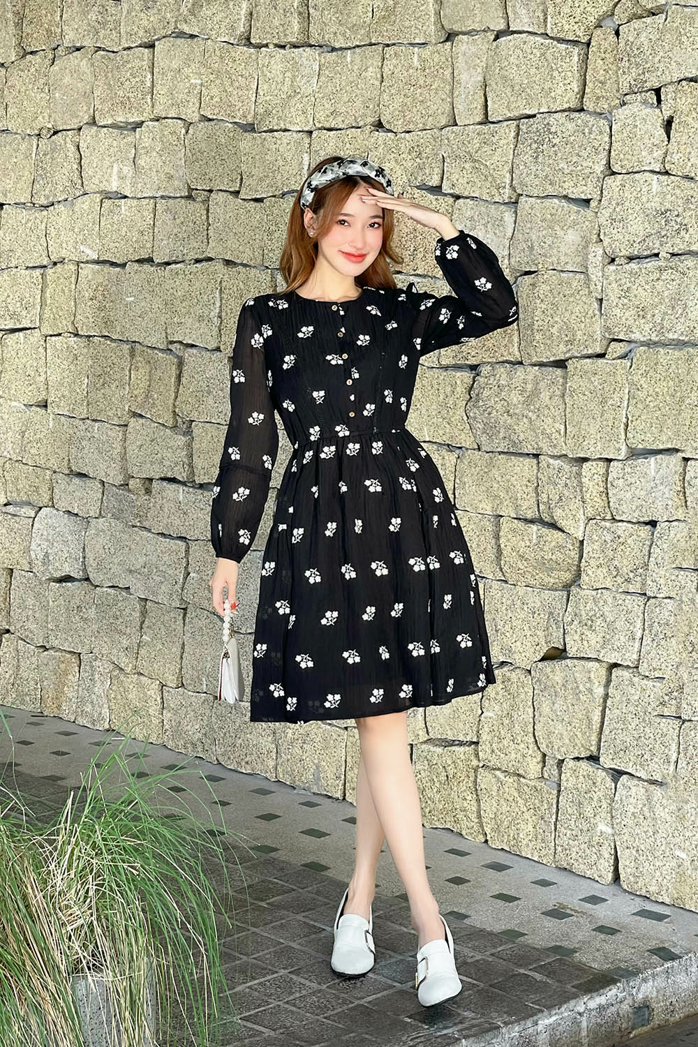 Đầm xòe họa tiết hoa thêu cổ tròn