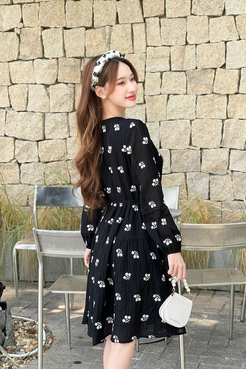 Đầm xòe họa tiết hoa thêu cổ tròn