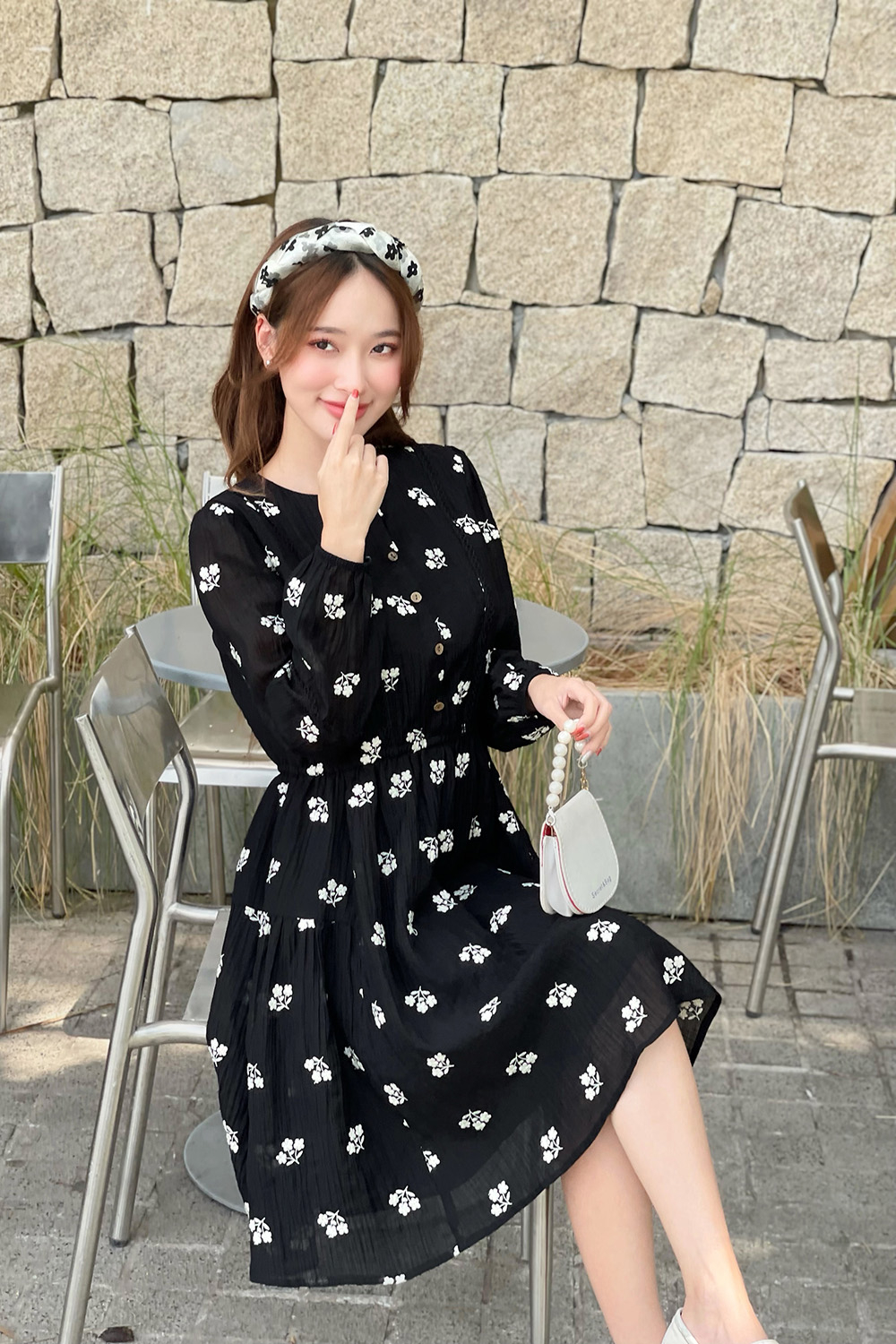 Đầm xòe họa tiết hoa thêu cổ tròn