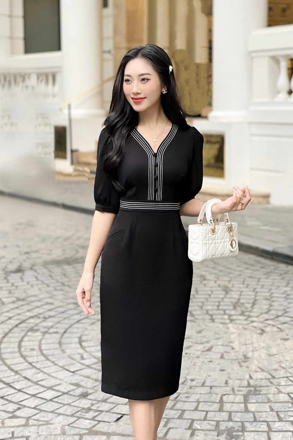 Đầm đen ôm body viền chỉ