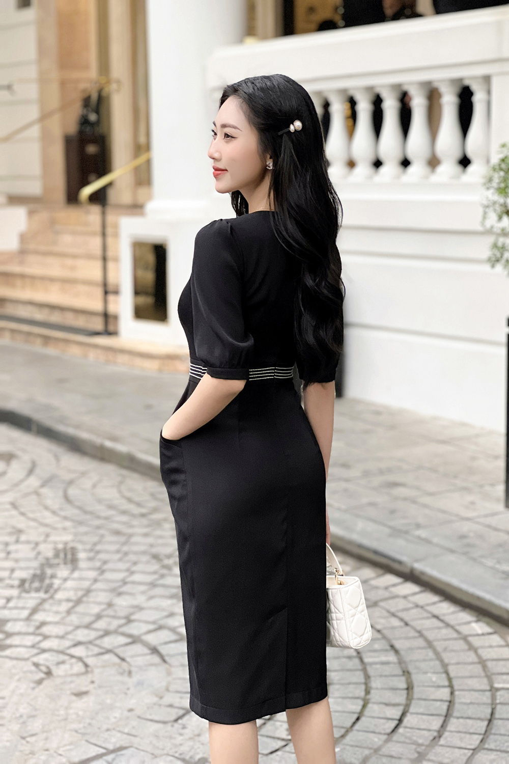 Đầm đen ôm body viền chỉ