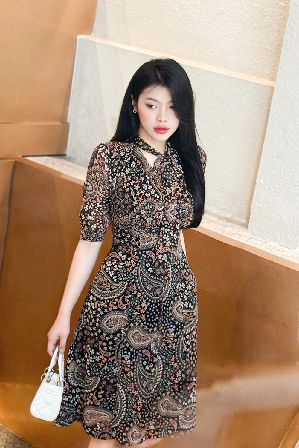 Đầm xòe họa tiết tay lỡ cổ phối nơ