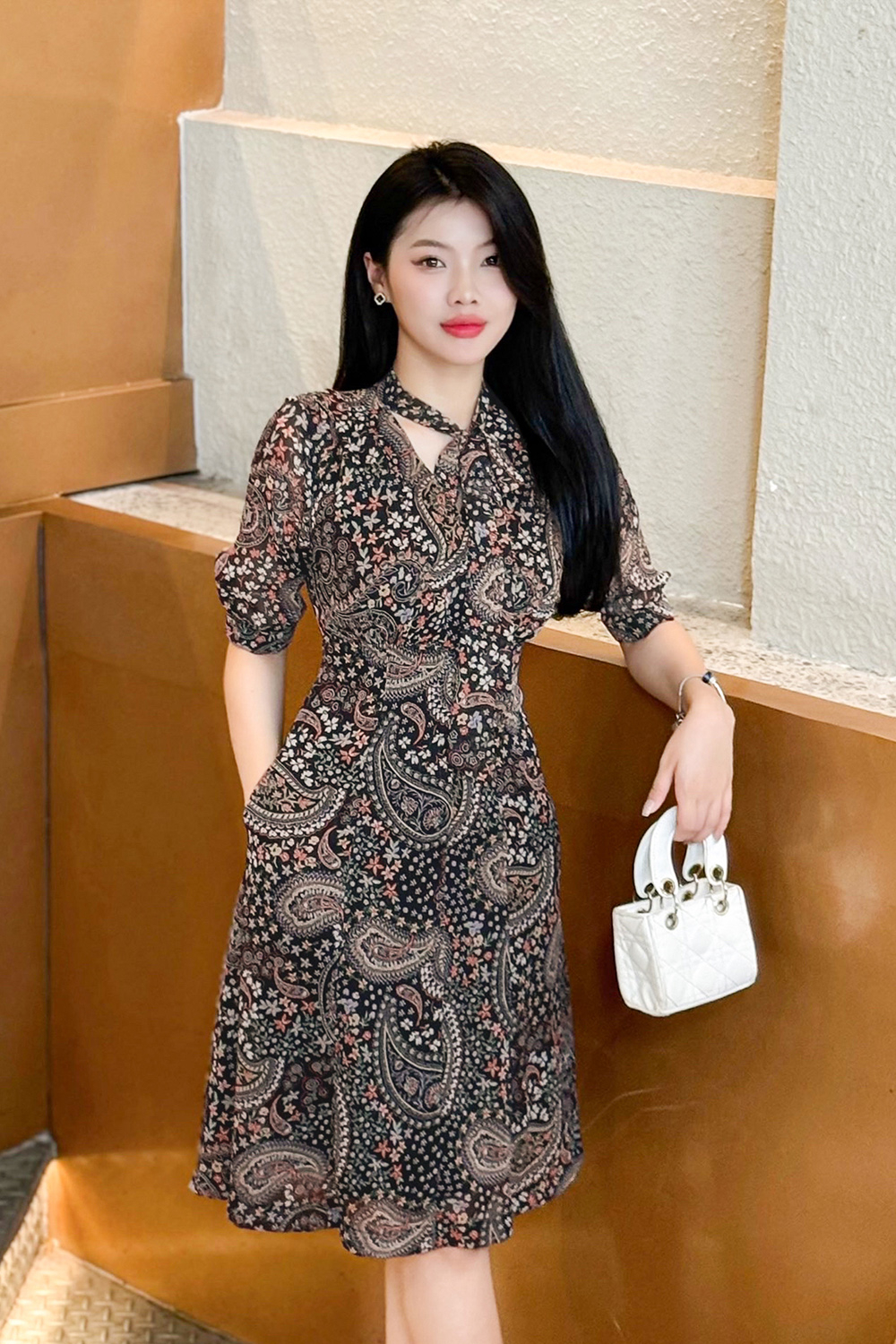 Đầm xòe họa tiết tay lỡ cổ phối nơ