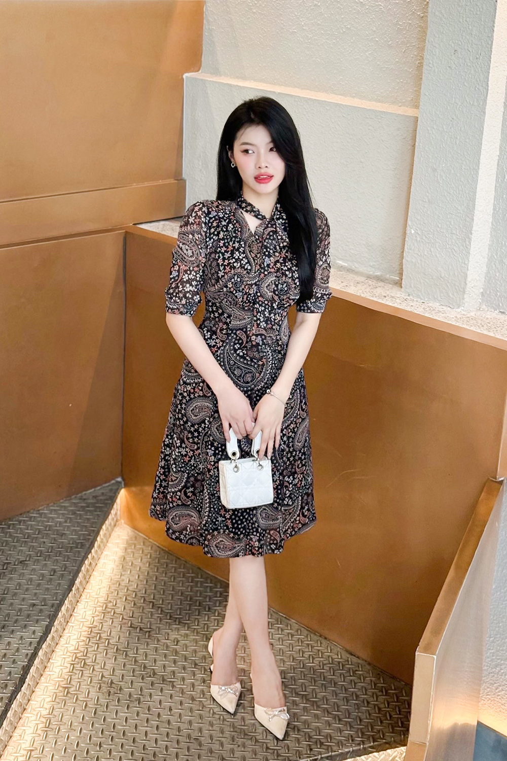 Đầm xòe họa tiết tay lỡ cổ phối nơ