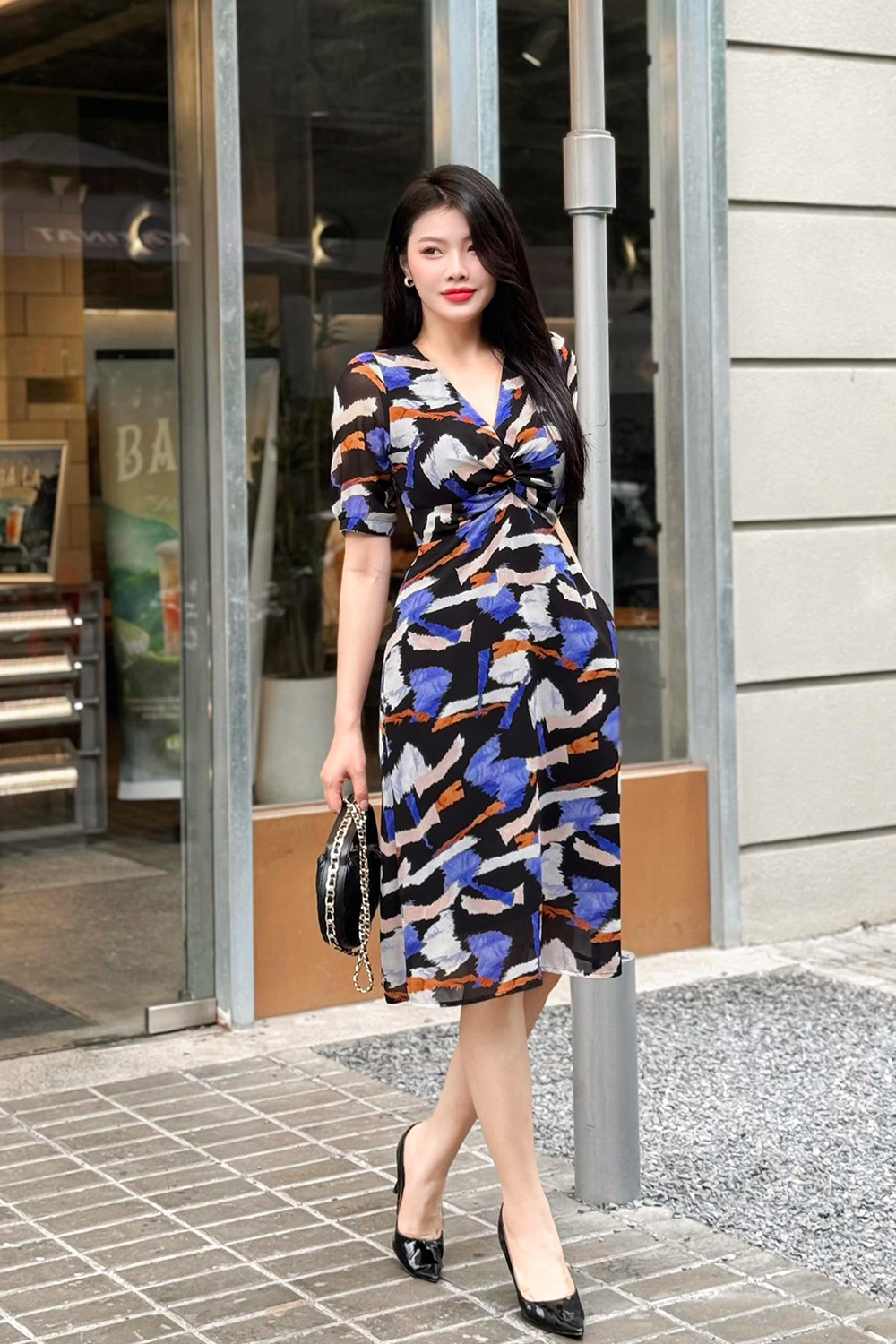 Đầm chữ A họa tiết xoắn eo tay lỡ