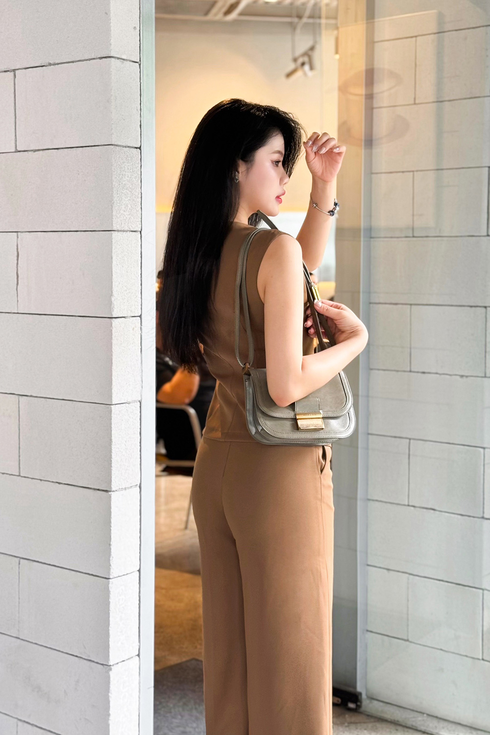 Áo gile nữ màu nâu túi xẻ