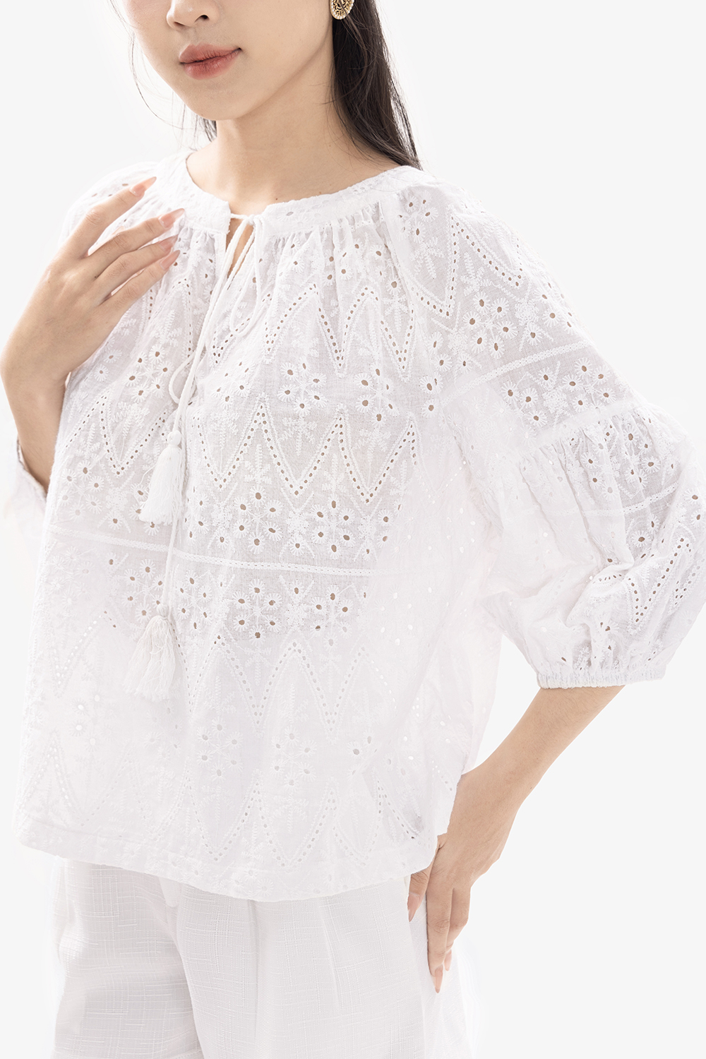 Áo kiểu nữ màu trắng xô thêu tay lửng