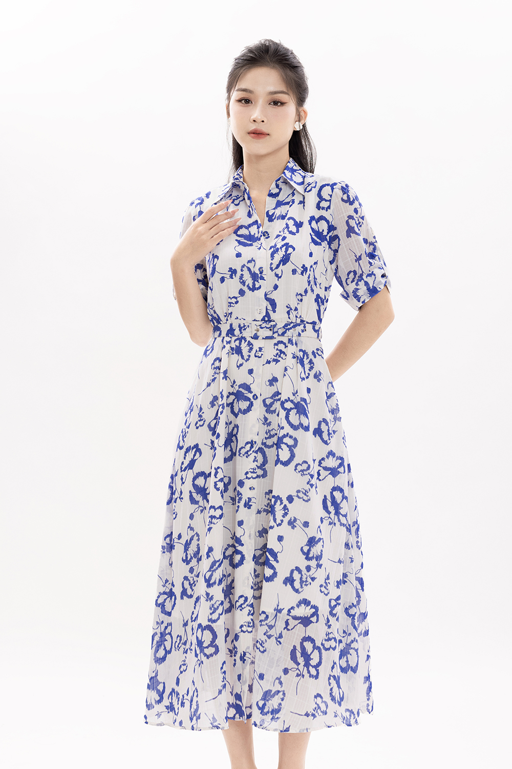 Đầm sơ mi trắng hoa xanh phối thắt lưng