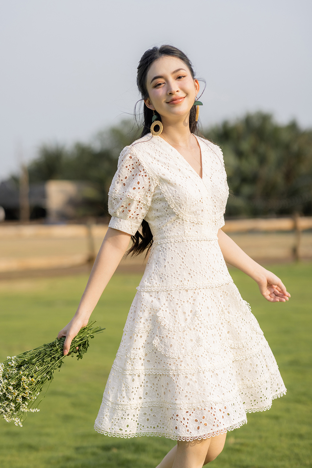 Đầm trắng xòe chữ A tay phồng