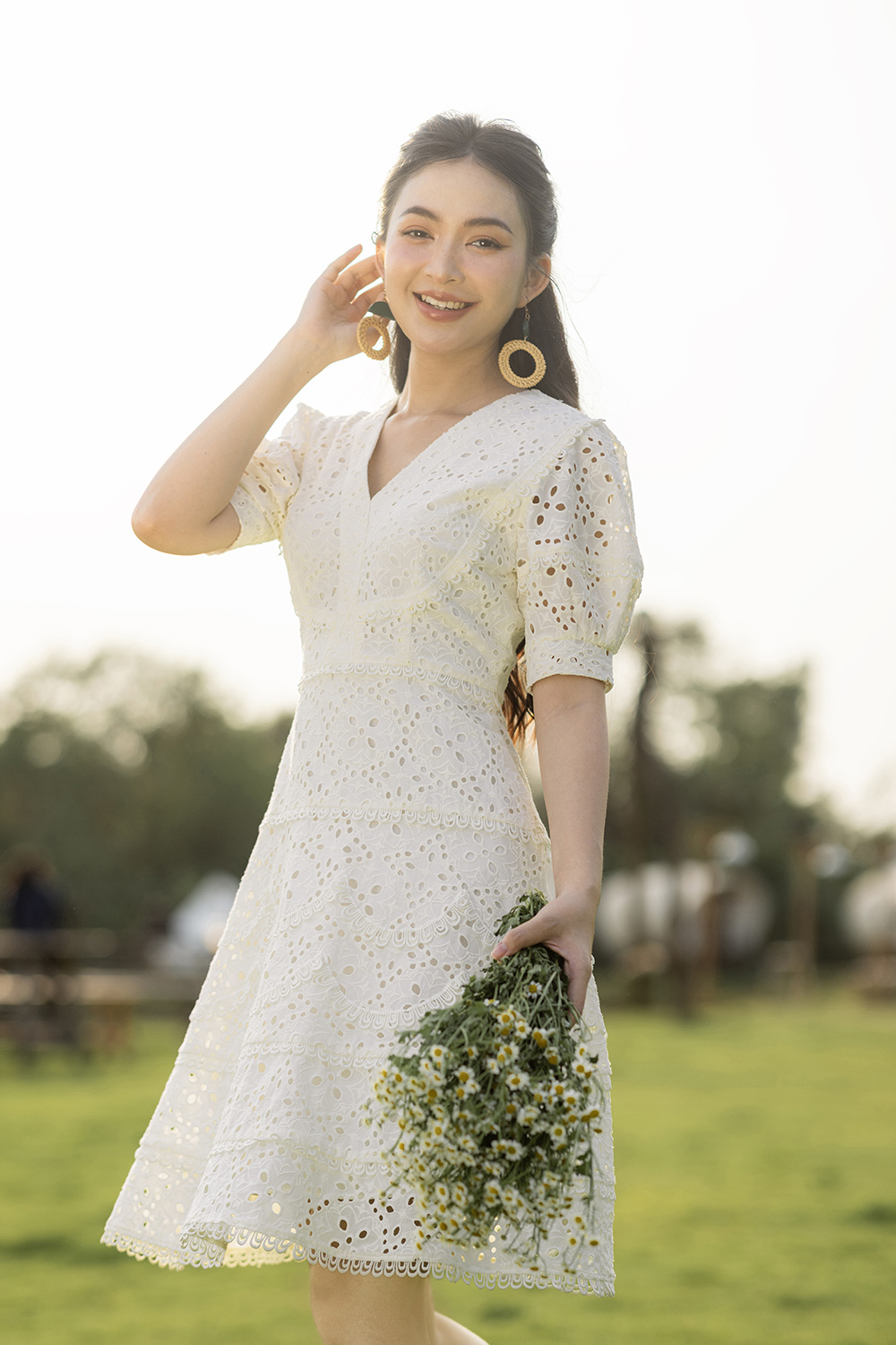 Đầm trắng xòe chữ A tay phồng