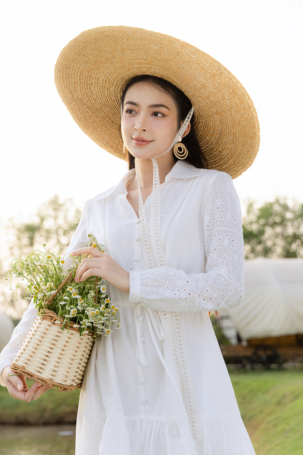 Đầm trắng đuôi cá dáng xòe tay dài