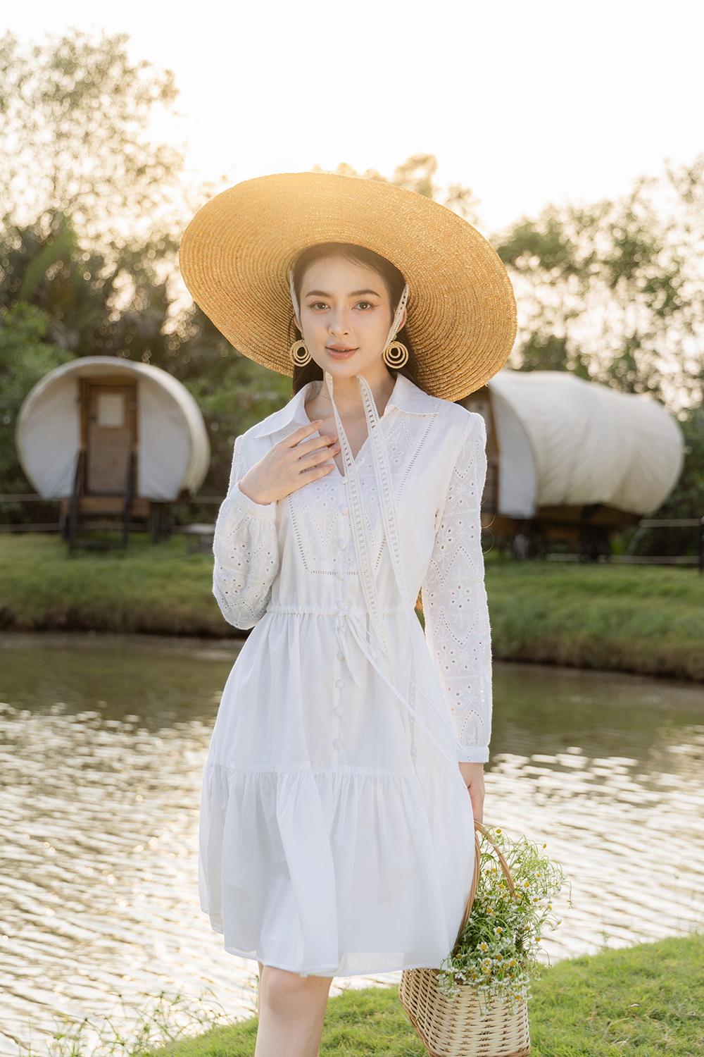 Đầm trắng đuôi cá dáng xòe tay dài