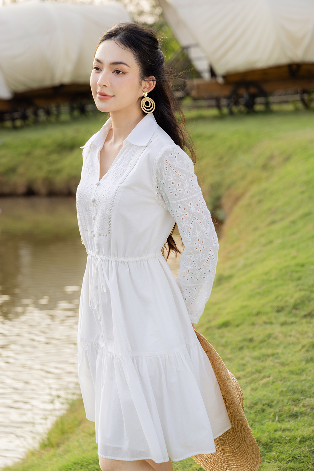 Đầm trắng đuôi cá dáng xòe tay dài