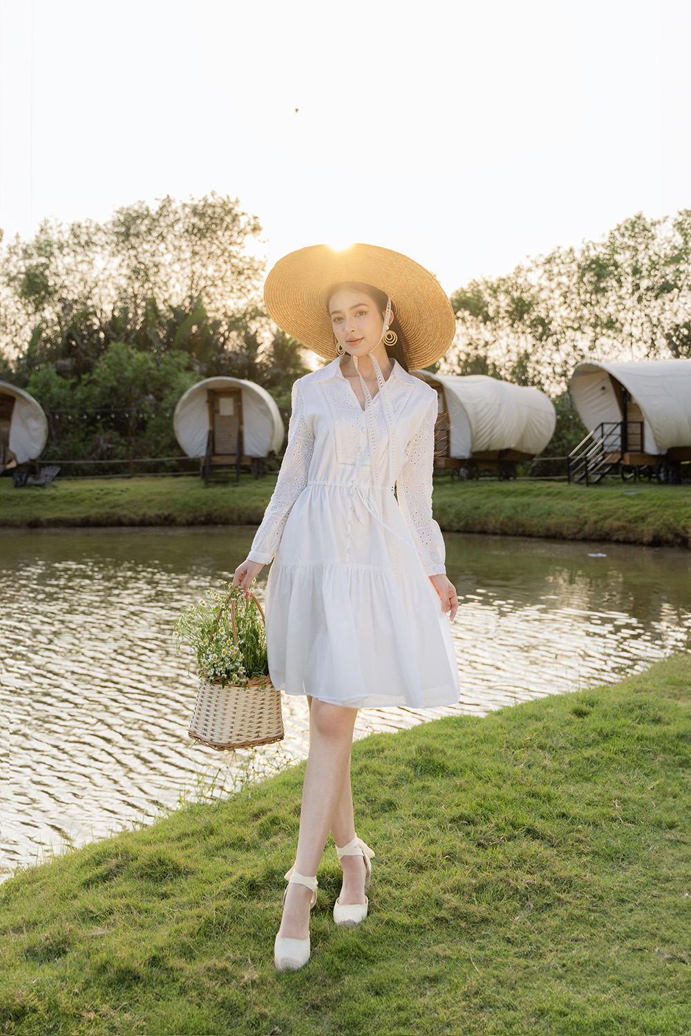 Đầm trắng đuôi cá dáng xòe tay dài