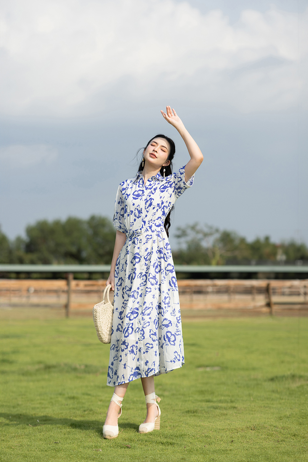 Đầm sơ mi trắng hoa xanh phối thắt lưng