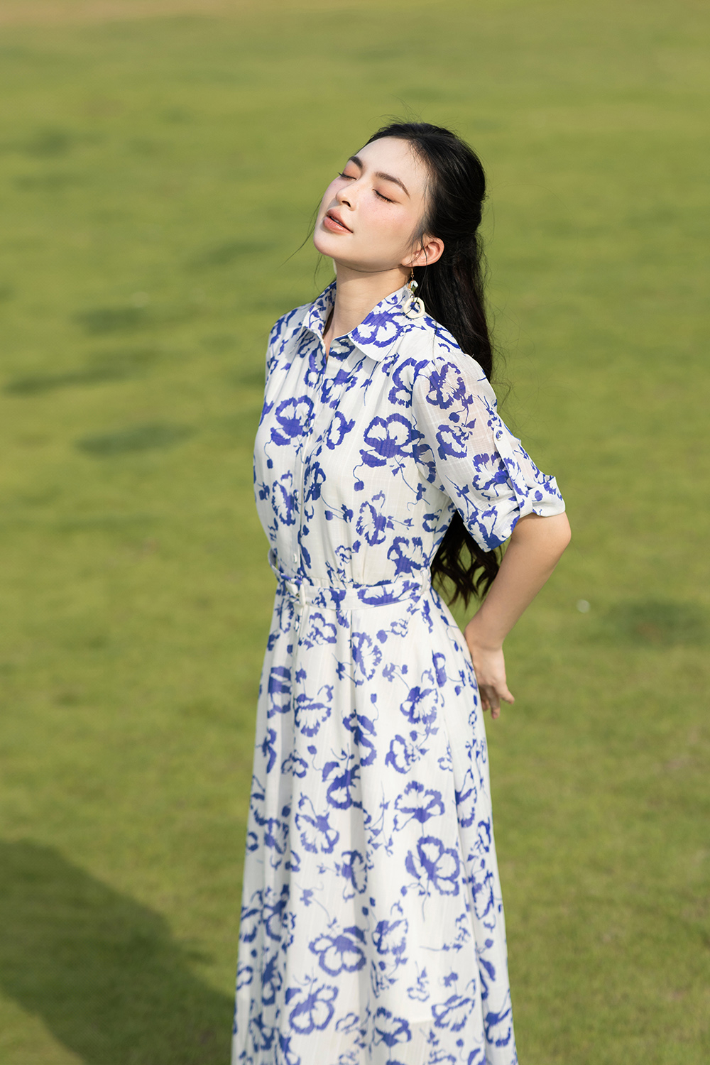 Đầm sơ mi trắng hoa xanh phối thắt lưng