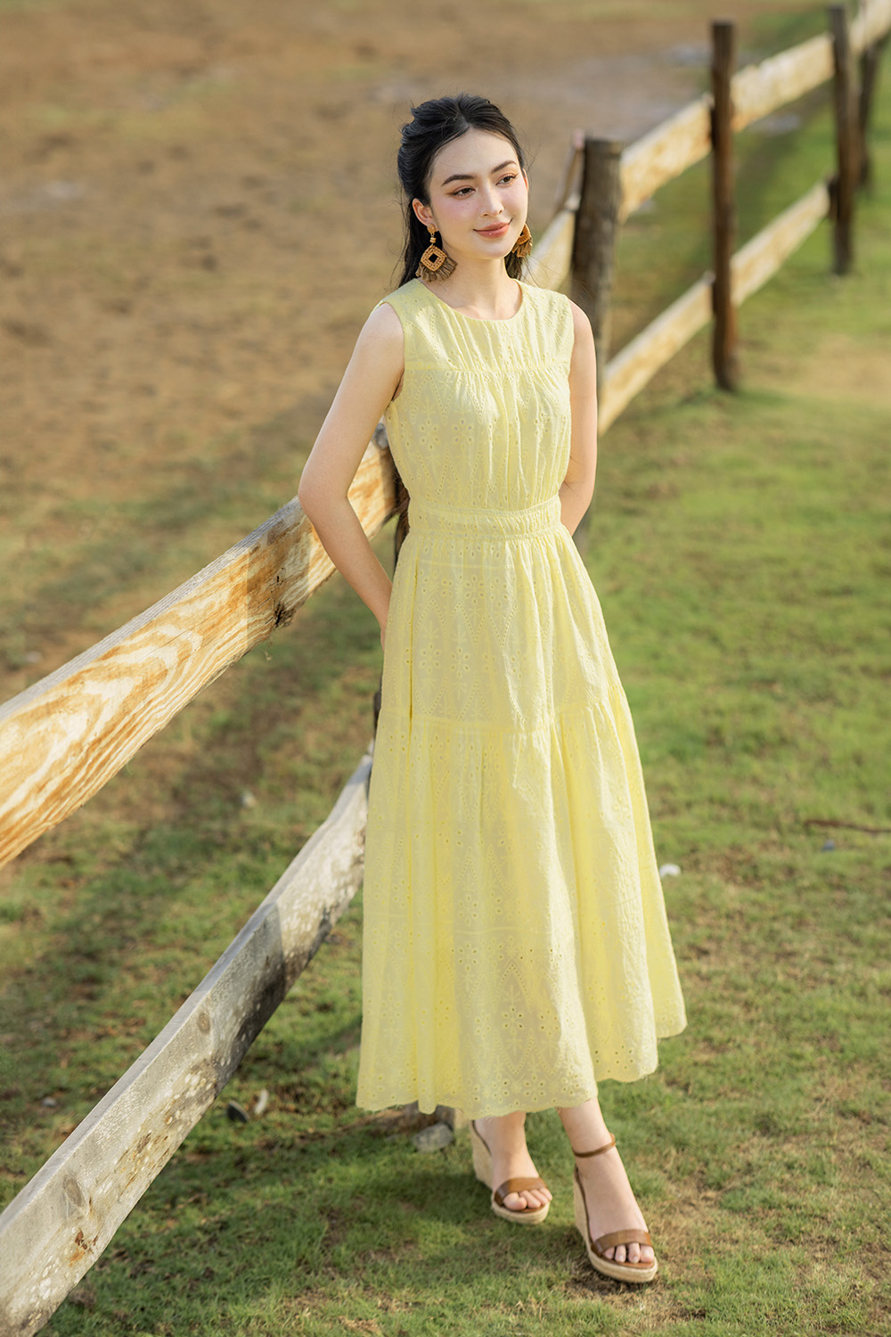 Đầm midi dáng xòe không tay