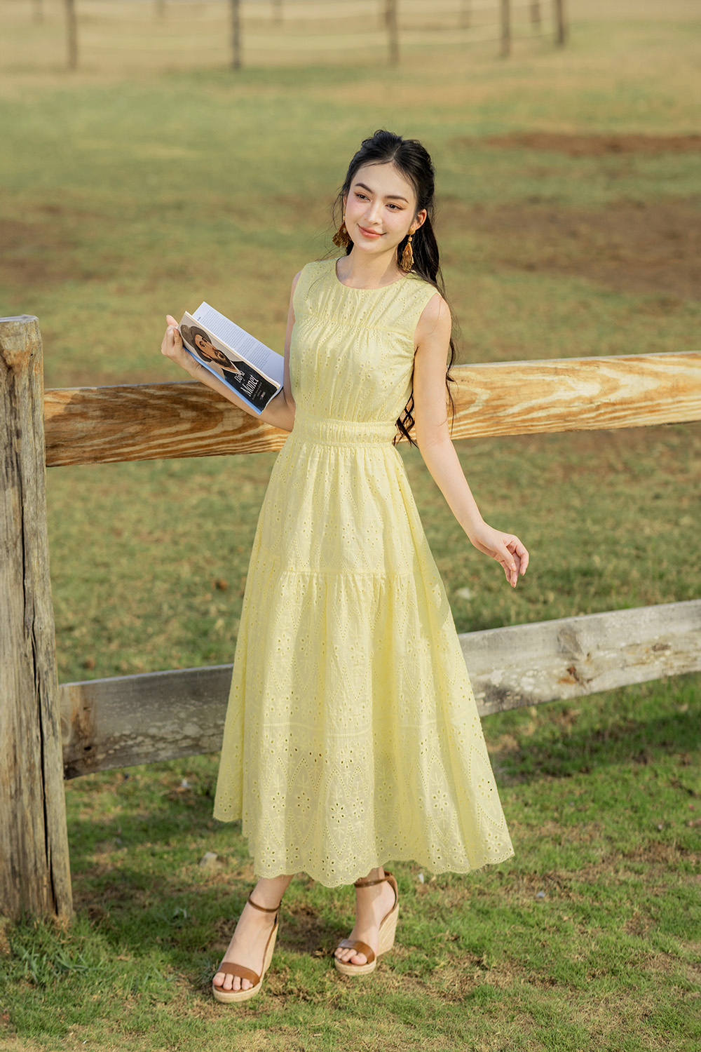 Đầm midi dáng xòe không tay