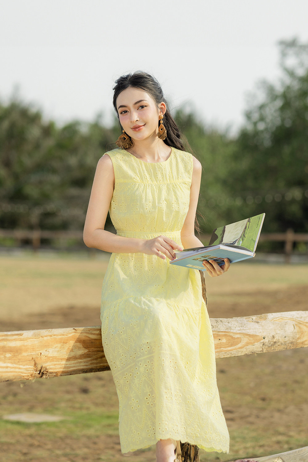 Đầm midi dáng xòe không tay