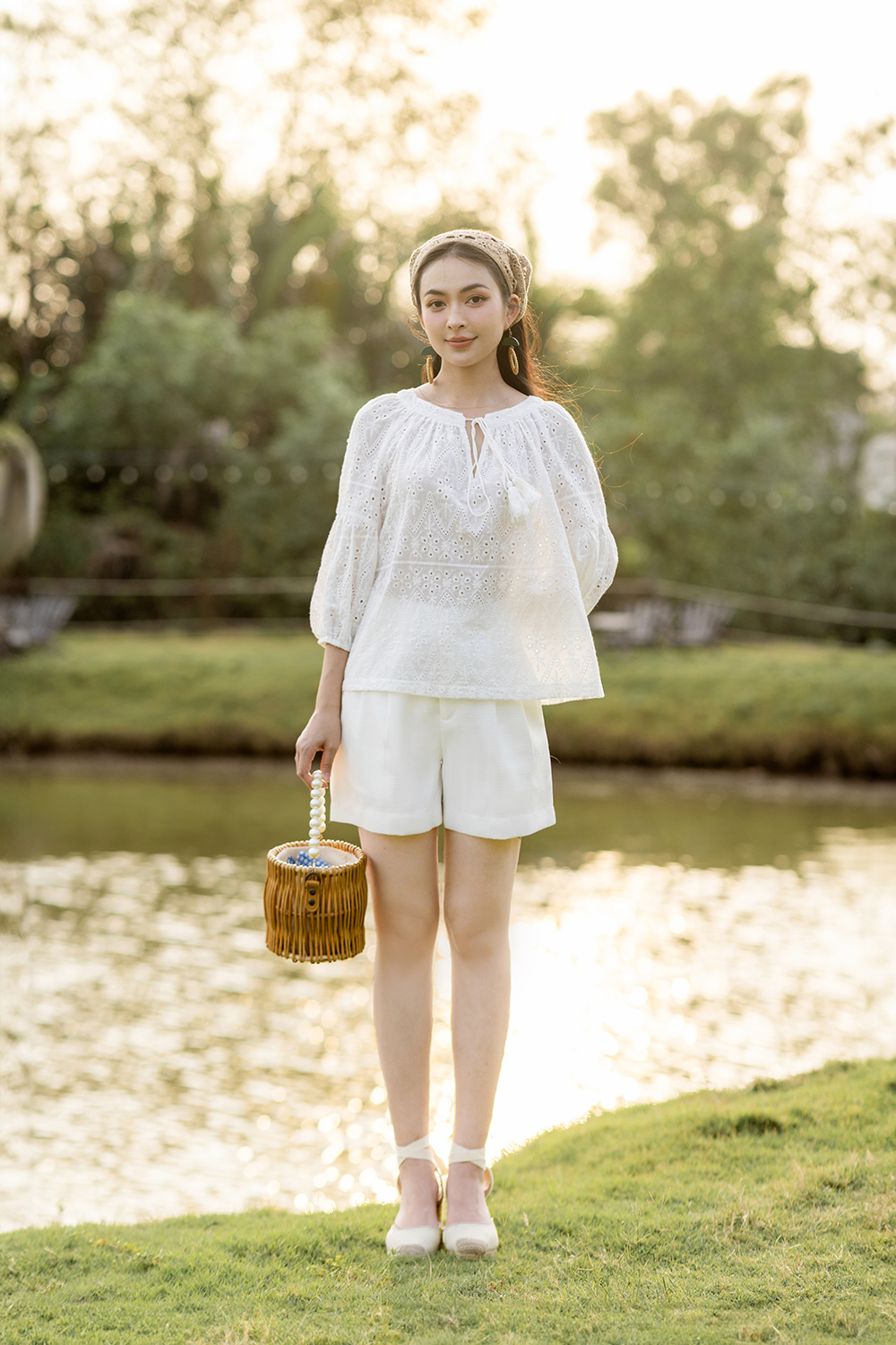 Áo kiểu nữ màu trắng xô thêu tay lửng