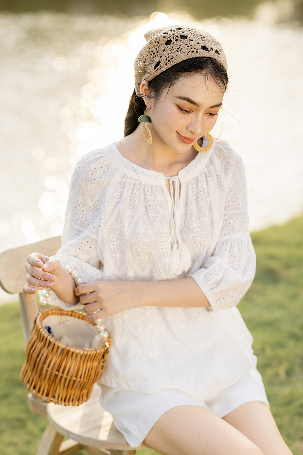 Áo kiểu nữ màu trắng xô thêu tay lửng