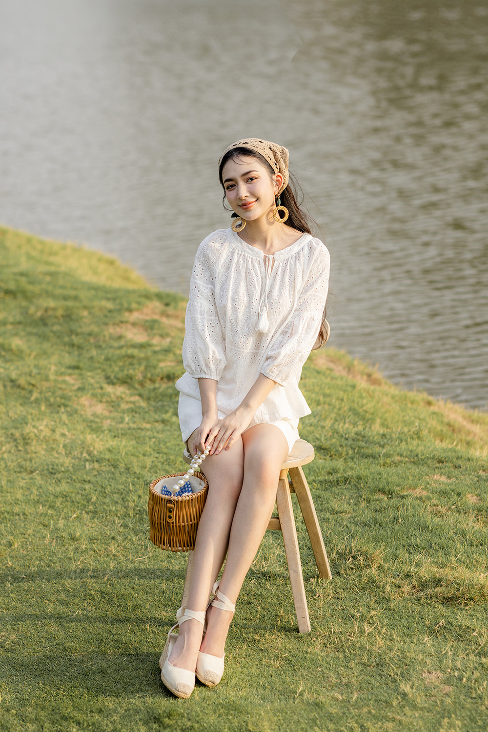 Áo kiểu nữ màu trắng xô thêu tay lửng