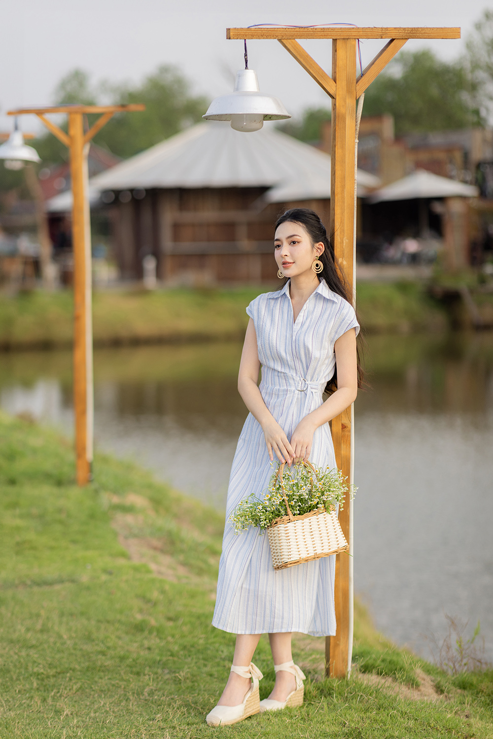 Đầm chữ A họa tiết kẻ sọc nhấn eo