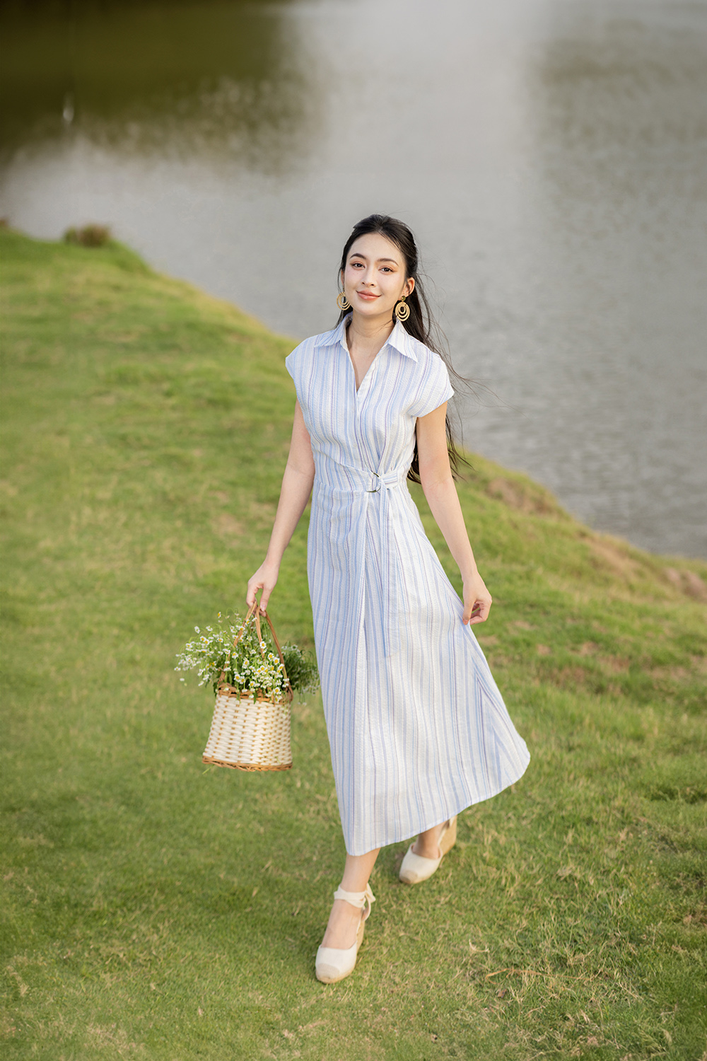 Đầm chữ A họa tiết kẻ sọc nhấn eo