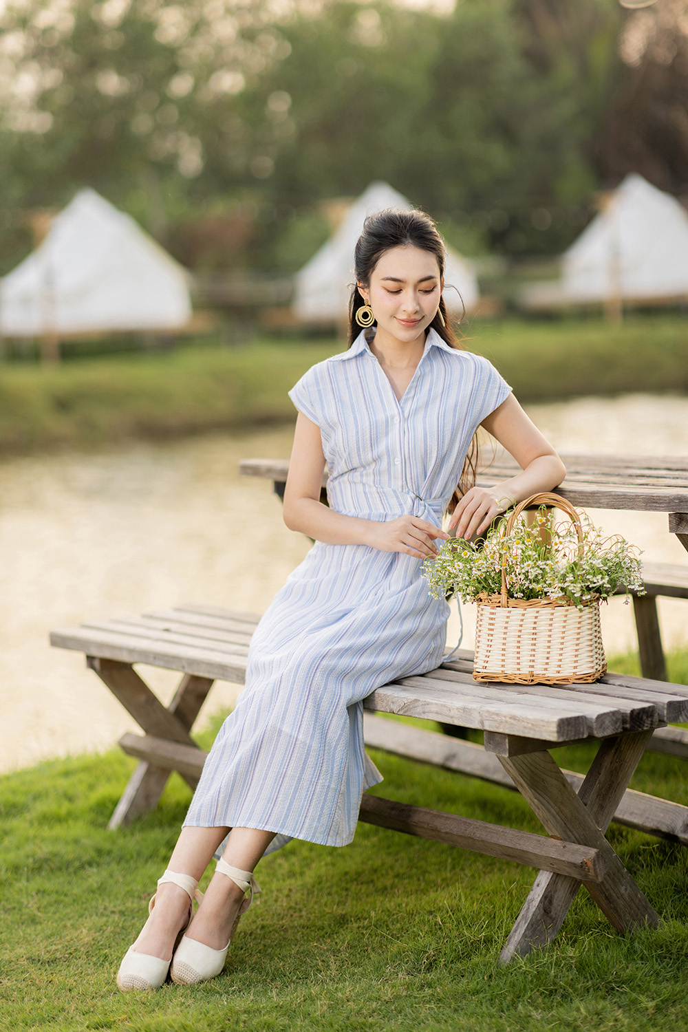 Đầm chữ A họa tiết kẻ sọc nhấn eo