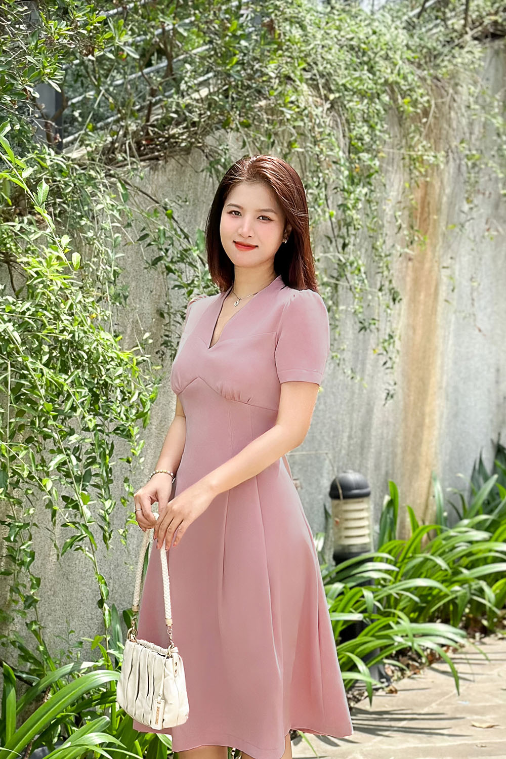 Đầm hồng công sở cổ v dáng xòe xếp ly