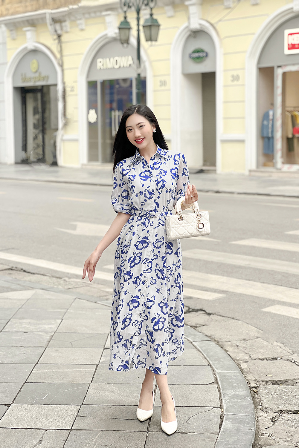 Đầm sơ mi trắng hoa xanh phối thắt lưng