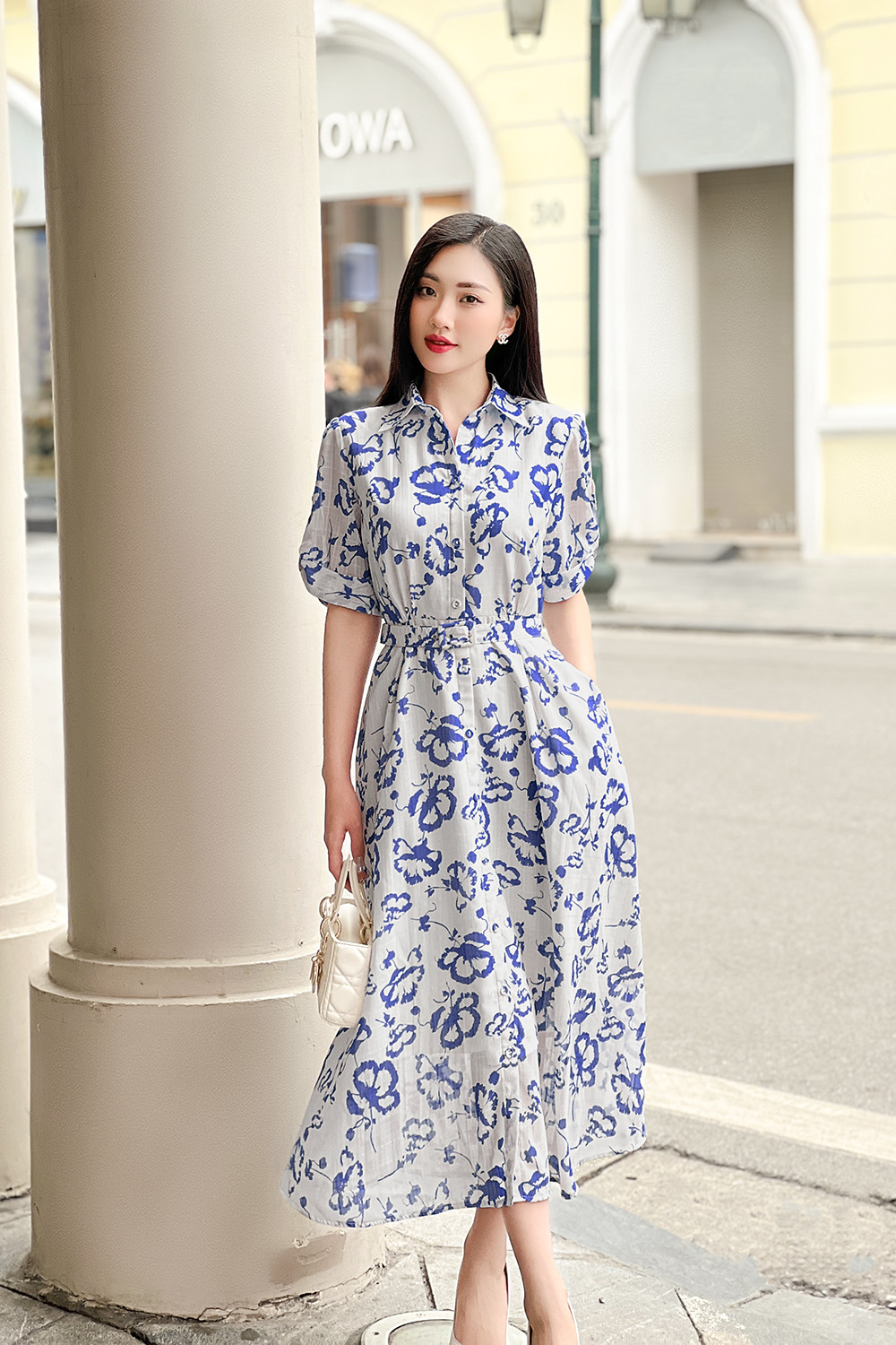 Đầm sơ mi trắng hoa xanh phối thắt lưng