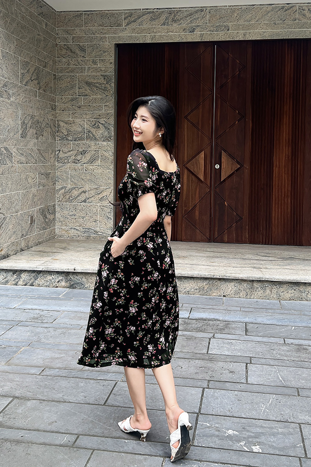 Đầm đen hoa nhí dáng chữ A cổ vuông