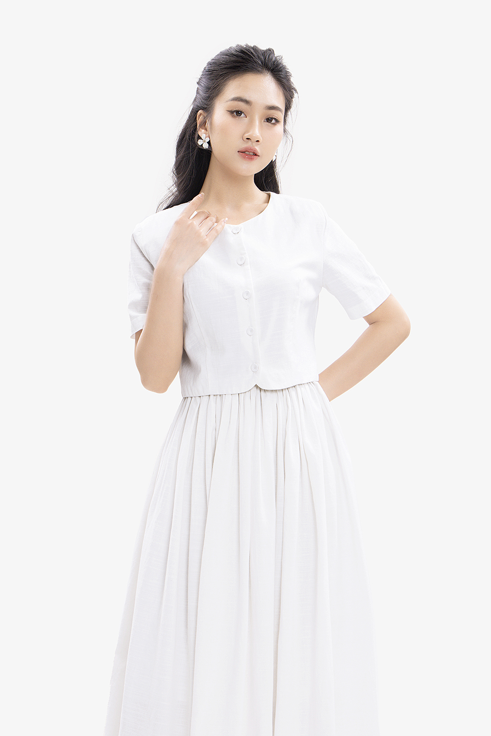 Áo trắng linen dáng ngắn phối nút