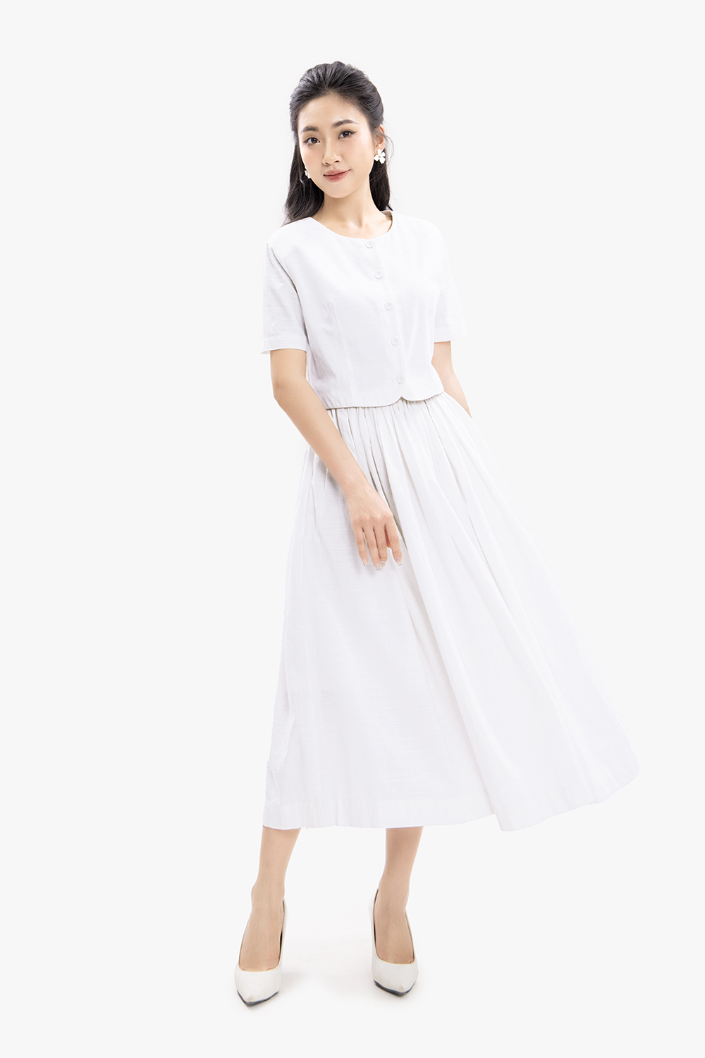 Áo trắng linen dáng ngắn phối nút