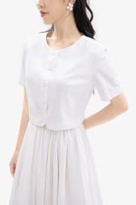 Áo trắng linen dáng ngắn phối nút